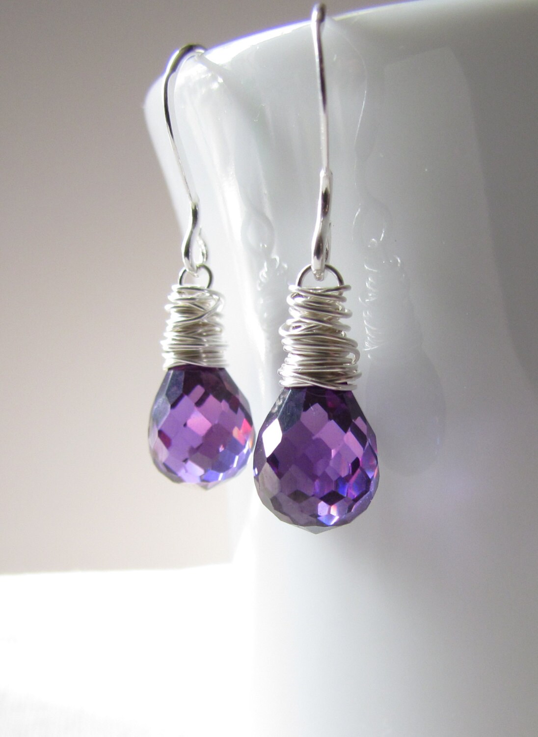 Amethyst Cz Ohrringe, The Royal Party, Teardrop Zirkonia Sterling Silber, Violet Brautjungfern Wire Wrapped Amethyst Cz Ohrringe, The Royal Party, Teardrop Zirkonia Sterling Silber, Violet Brautjungfern Wire Wrapped von TJChateau
