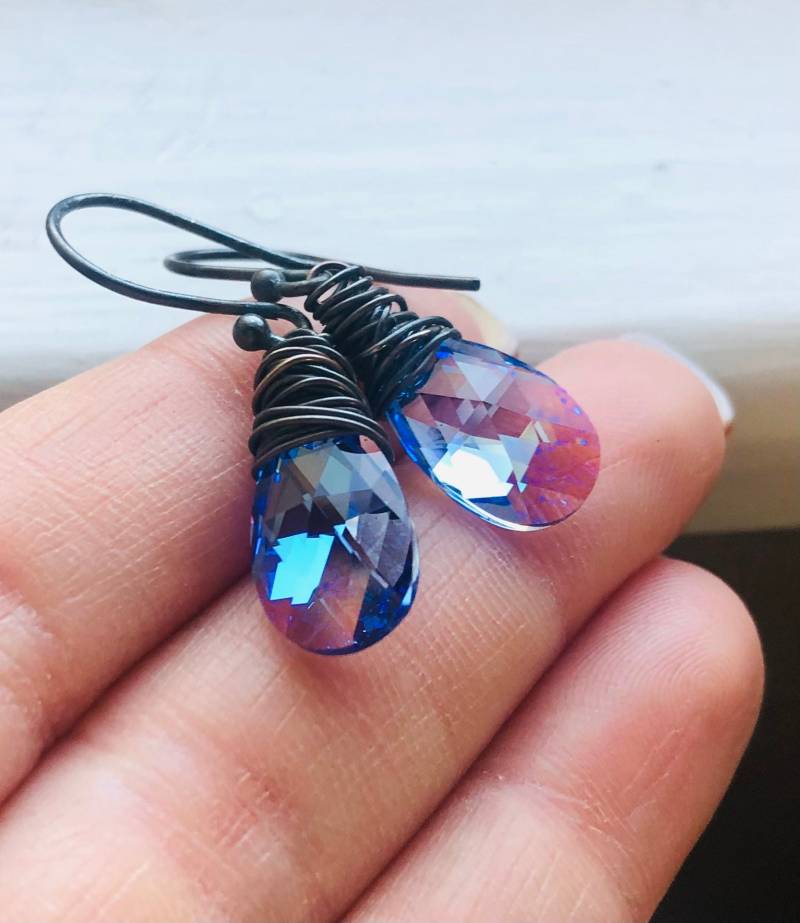 Eisblaue Kristall Ohrringe, Helle Saphir Blaue Tropfen Dark Oxidized Sterling Silber, Swarovski Kristalle, Antiqued Eisblaue Kristall Ohrringe, Helle Saphir Blaue Tropfen Dark Oxidized Sterling Silber, Swarovski Kristalle, Antiqued von TJChateau