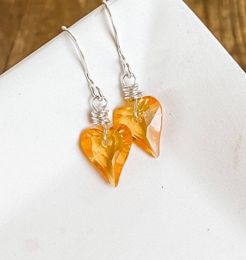 Helle Gelbe Herz Ohrringe, Swarovski Kristall Narzisse Gelb, Zierliche Ohrringe Eingewickelt in Sterling Silber von TJChateau