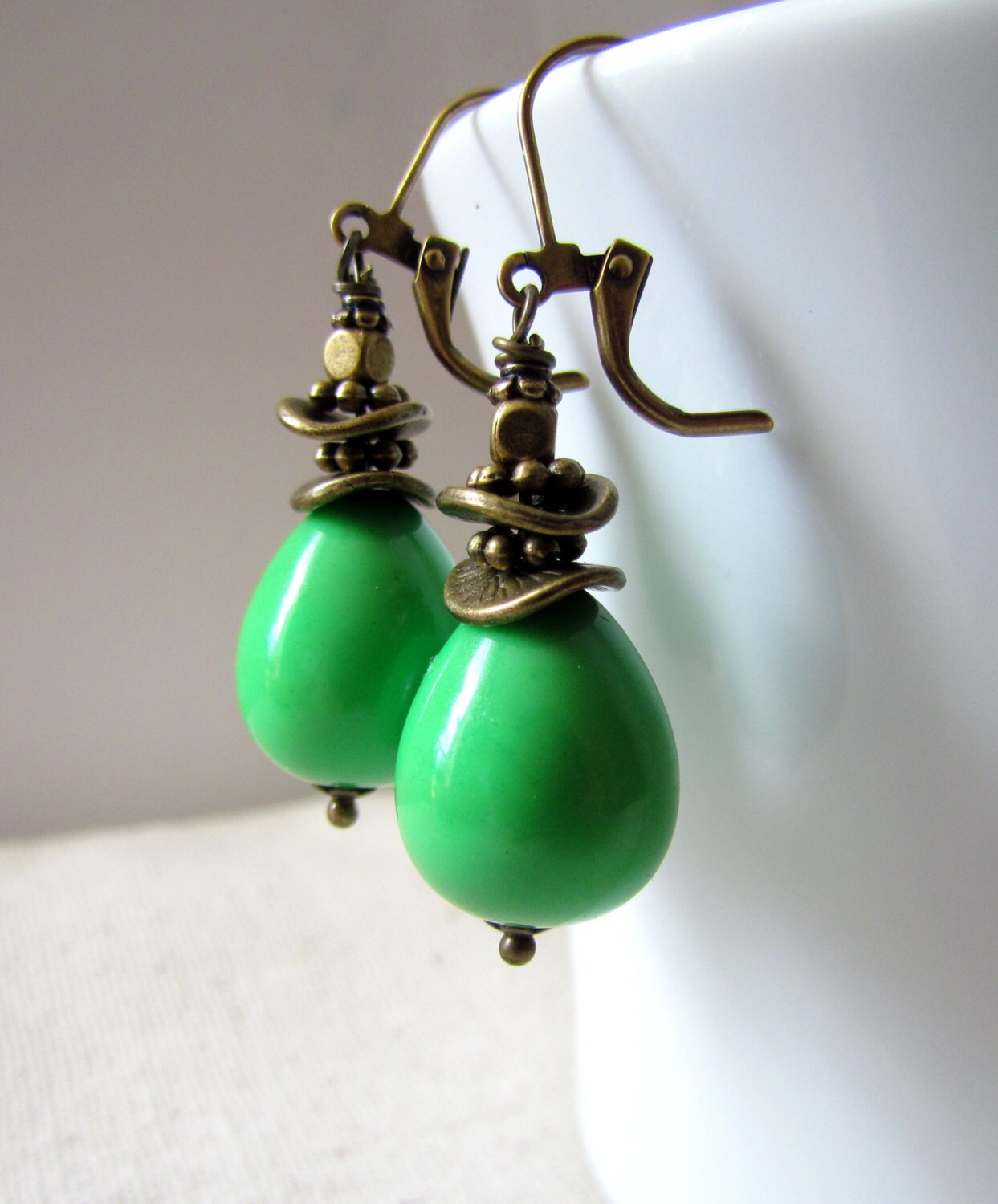 Kelly Green Ohrringe, Vintage Perlen in Antikem Messing, Wire Wrapped, Tropfen-stil Mintgrüne Sommer Grüne Hochzeit Kelly Green Ohrringe, Vintage Perlen in Antikem Messing, Wire Wrapped, Tropfen-stil Mintgrüne Sommer Grüne Hochzeit von TJChateau