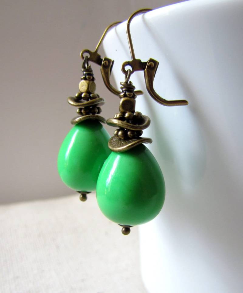 Kelly Green Ohrringe, Vintage Perlen in Antikem Messing, Wire Wrapped, Tropfen-stil Mintgrüne Sommer Grüne Hochzeit Kelly Green Ohrringe, Vintage Perlen in Antikem Messing, Wire Wrapped, Tropfen-stil Mintgrüne Sommer Grüne Hochzeit von TJChateau