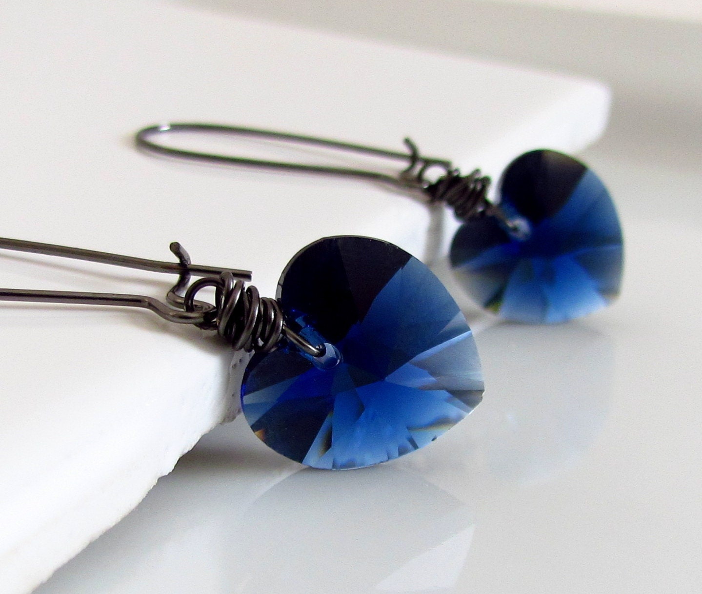 Marineblau Herz Ohrringe, Valentinstag Ohrringe Für Sie Unter 30, Swarovski Kristall, Dunkelblaues Kristallherz, Geschwärzter Schmuck Marineblau Herz Ohrringe, Valentinstag Ohrringe Für Sie Unter 30, Swarovski Kristall, Dunkelblaues Kristallherz, Geschwärzter Schmuck von TJChateau