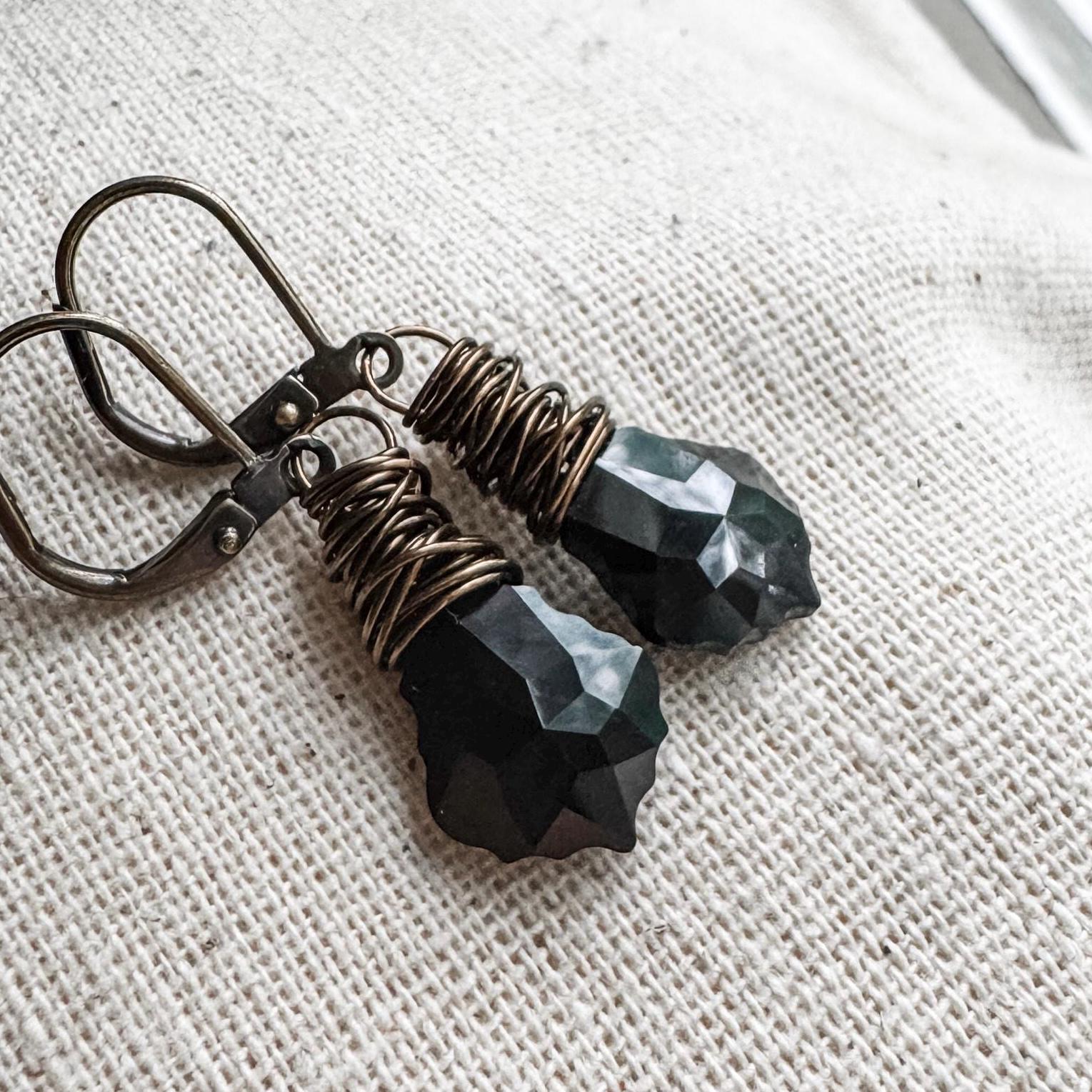 Mini Jet Schwarze Kristall Ohrringe in Messing, Black Tie Affair Jet, Barock Ohrringe, Wire Wrapped Geschenke Unter 40 Mini Jet Schwarze Kristall Ohrringe in Messing, Black Tie Affair Jet, Barock Ohrringe, Wire Wrapped Geschenke Unter 40 von TJChateau