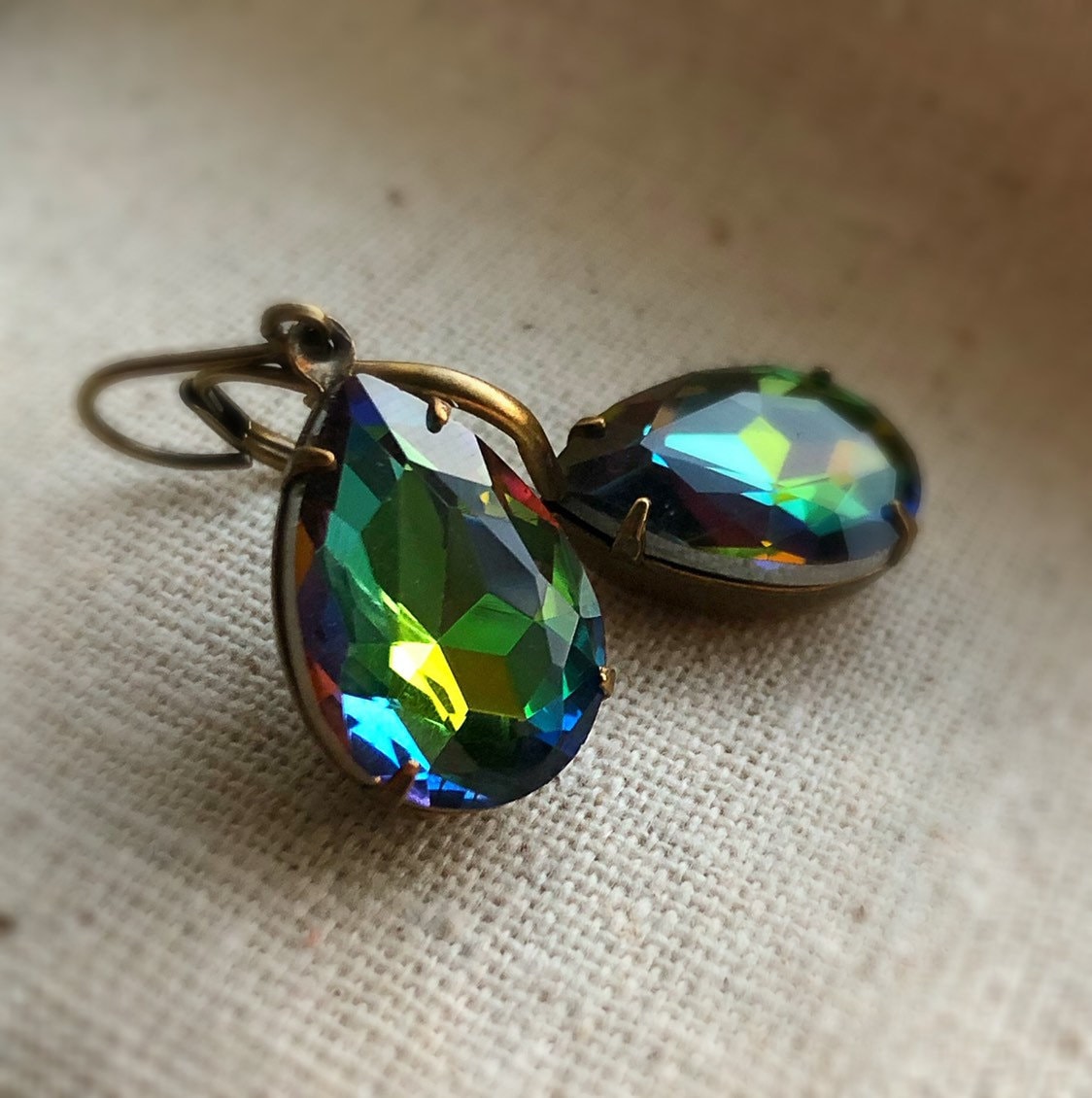 Pfau Glasohrringe, Vintage-stil Juwelen, Antiqued Messing Baumeln Ohrring, Brilliant Regenbogen Glas Teardrop Ohrringe, Geschenke Für Sie Pfau Glasohrringe, Vintage-stil Juwelen, Antiqued Messing Baumeln Ohrring, Brilliant Regenbogen Glas Teardrop Ohrringe, Geschenke Für Sie von TJChateau