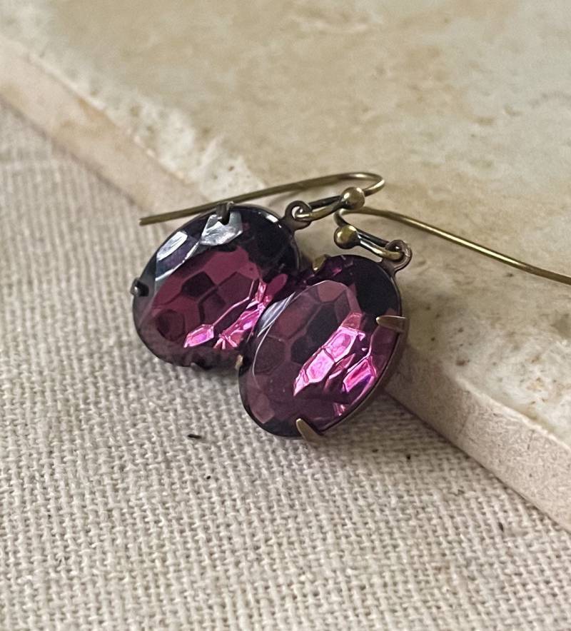 Pflaume Vintage Glas Ohrringe, Kleine Baumeln Antikes Messing, Brautjungfer Altes Hollywood Pflaume Vintage Glas Ohrringe, Kleine Baumeln Antikes Messing, Brautjungfer Altes Hollywood von TJChateau