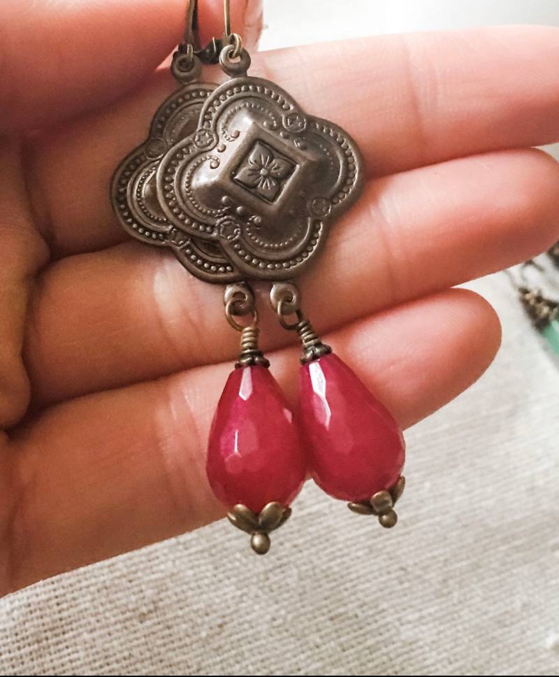 Rosa Jade Und Antikmessing Tropfen-Ohrringe, Stein Baumeln Ohrringe, Geschenke Für Sie, Lebendige Statement Ohrringe Rosa Jade Und Antikmessing Tropfen-Ohrringe, Stein Baumeln Ohrringe, Geschenke Für Sie, Lebendige Statement Ohrringe von TJChateau