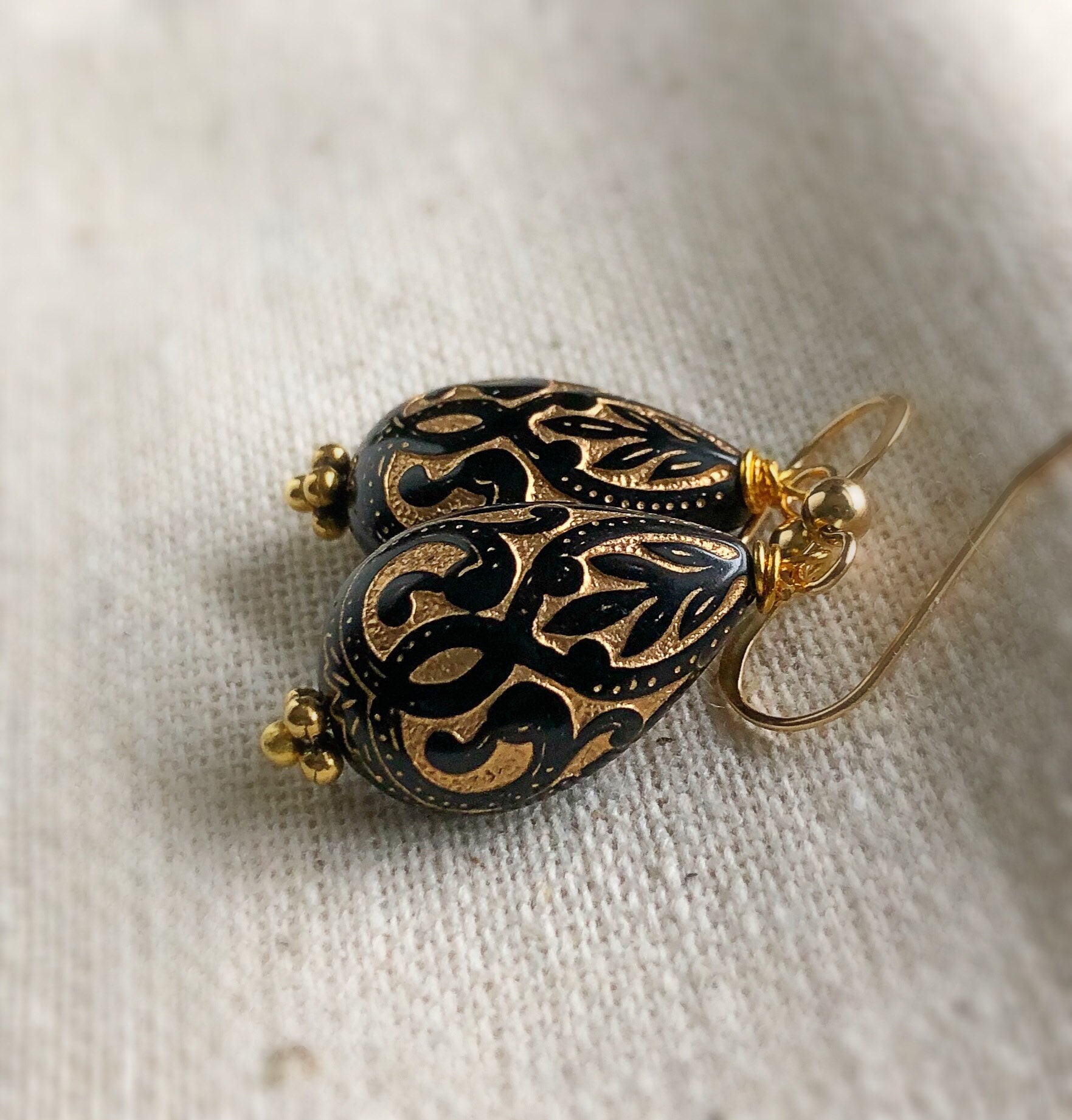 Schwarz Und Gold Ohrringe, Gewaschen Vintage-Stil, Boho Jet Black Teardrops, Geätzte Statement Geschenke Für Sie Unter 30 Schwarz Und Gold Ohrringe, Gewaschen Vintage-Stil, Boho Jet Black Teardrops, Geätzte Statement Geschenke Für Sie Unter 30 von TJChateau