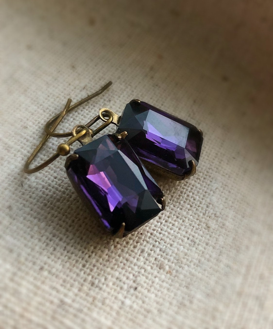 Vintage Amethyst Glasohrringe, Königliche Lila Lila, Aubergine, Antikes Messing, Brautjungfer Ohrringe Vintage Amethyst Glasohrringe, Königliche Lila Lila, Aubergine, Antikes Messing, Brautjungfer Ohrringe von TJChateau