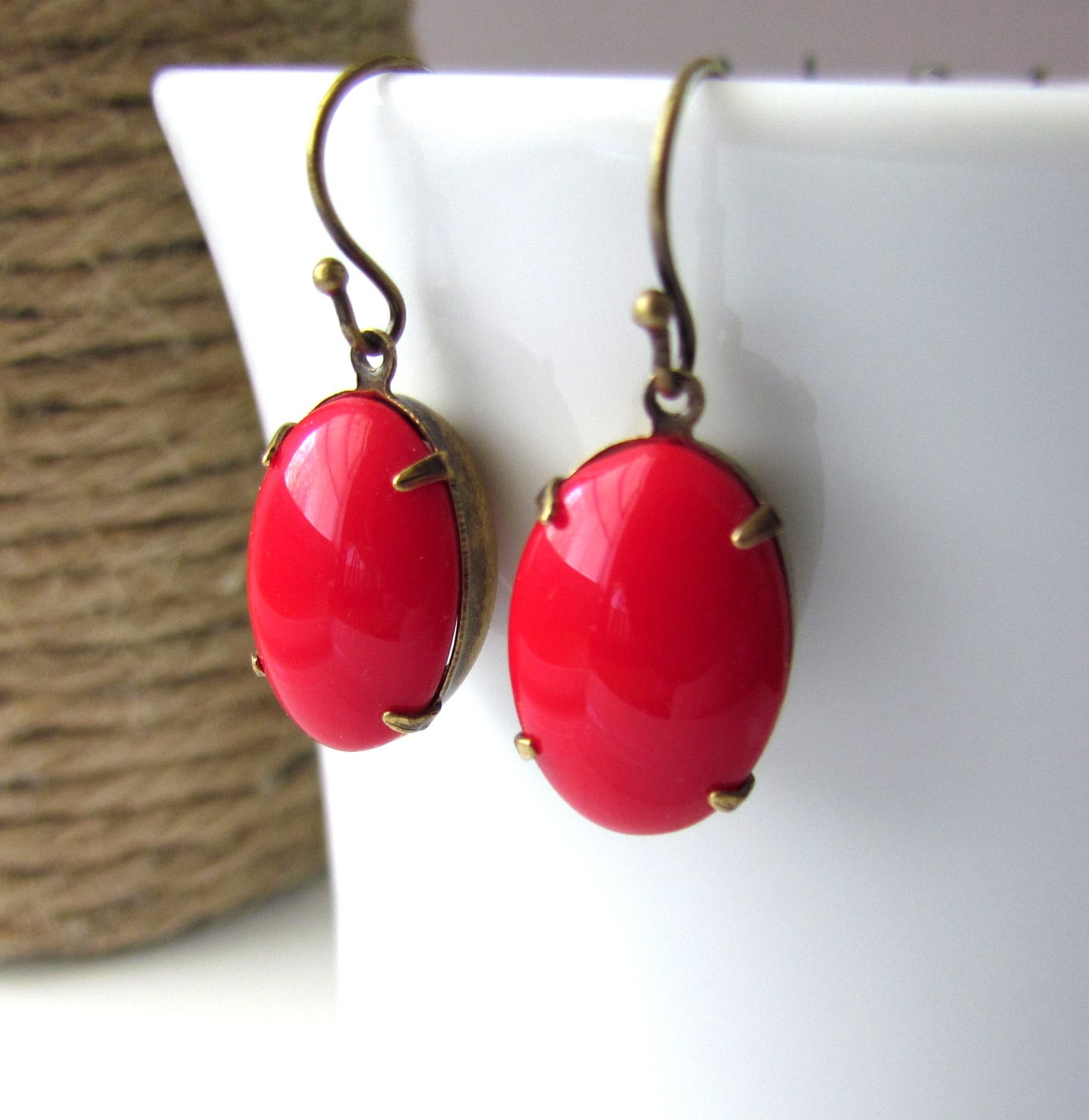 Vintage Tomatenrote Glasohrringe, Niedliche Rote Tropfenohrringe in Antikmessing, Kirschrote Tropfenohrringe, Geschenke Unter 25, Für Sie Vintage Tomatenrote Glasohrringe, Niedliche Rote Tropfenohrringe in Antikmessing, Kirschrote Tropfenohrringe, Geschenke Unter 25, Für Sie von TJChateau