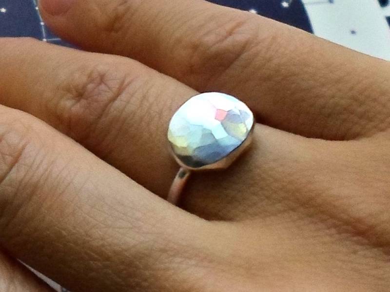 "Bella Ring - Ovaler Nugget Auf Facettiertem Band "Bella" von TKittenShop