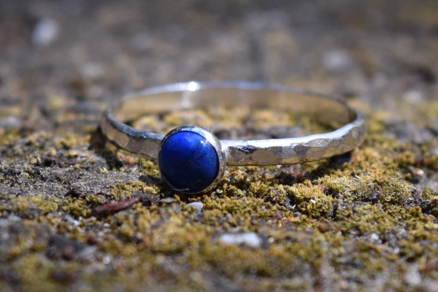 Lapis Lazuli Stapelring - Sterling Silber Gehämmerter Ring Strukturierte Oberfläche 14x1 Lapis Lazuli Stapelring - Sterling Silber Gehämmerter Ring Strukturierte Oberfläche 14x1 von TKittenShop
