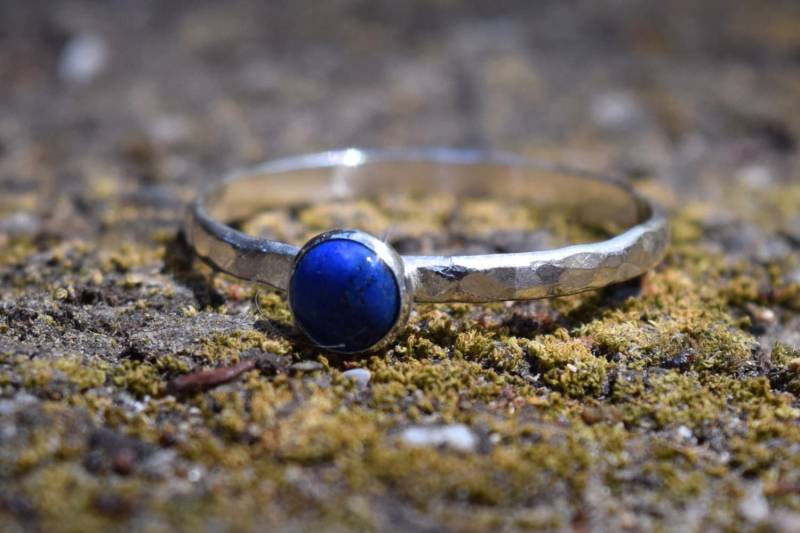 Lapis Lazuli Stapelring - Sterling Silber Gehämmerter Ring Strukturierte Oberfläche 14x1 Lapis Lazuli Stapelring - Sterling Silber Gehämmerter Ring Strukturierte Oberfläche 14x1 von TKittenShop