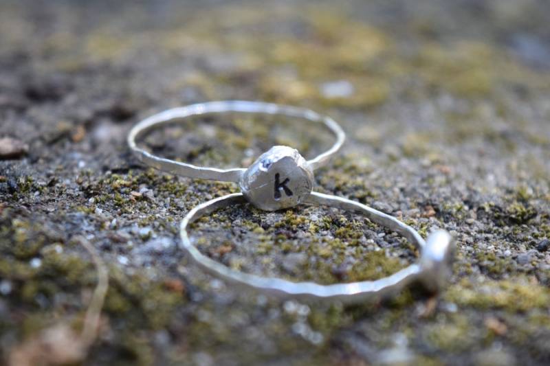 sterling Silber Ring Gestempelt Mit Einem Beliebigen Buchstaben 2 Mm Kleinbuchstaben Initialen Super Dünnes Facettiertes Band sterling Silber Ring Gestempelt Mit Einem Beliebigen Buchstaben 2 Mm Kleinbuchstaben Initialen Super Dünnes Facettiertes Band von TKittenShop