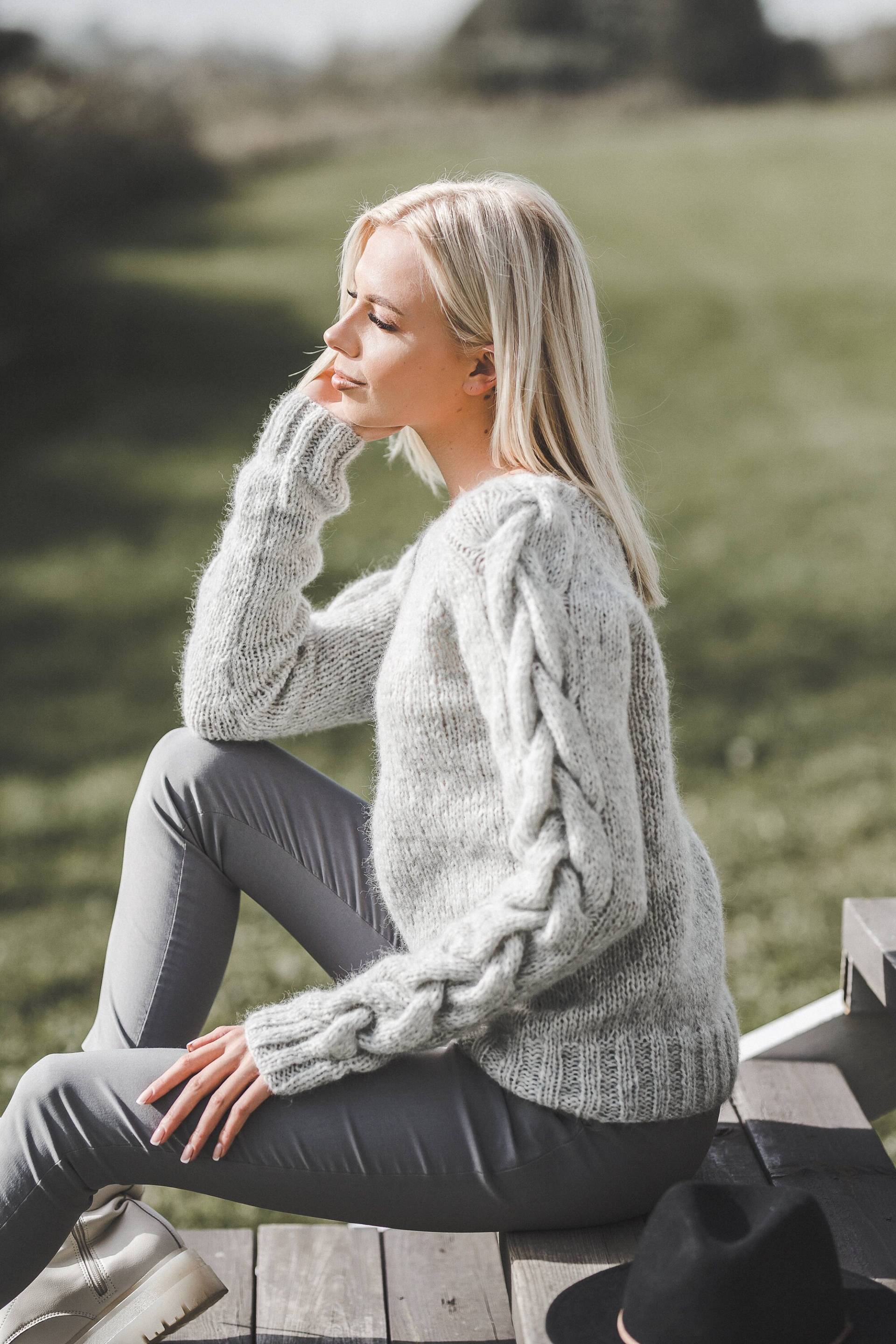 Alpaka Wolle Zopfpullover Für Frauen, Grauer Wollpullover, Chunky Eleganter Frauen Pullover Mit Zopfmuster An Den Ärmeln von TKnitKnitwear