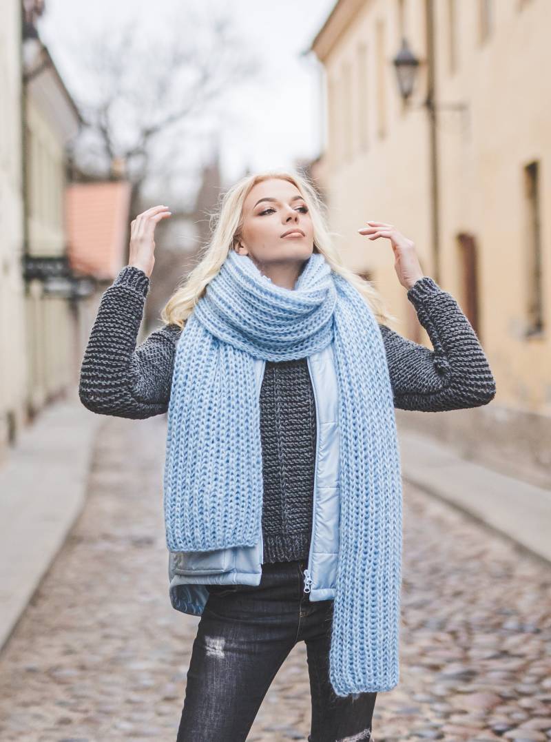 Großer Langer Weicher Frauenschal, Hellblauer Grobstrick Schal, Großer Loop Winterschal von TKnitKnitwear