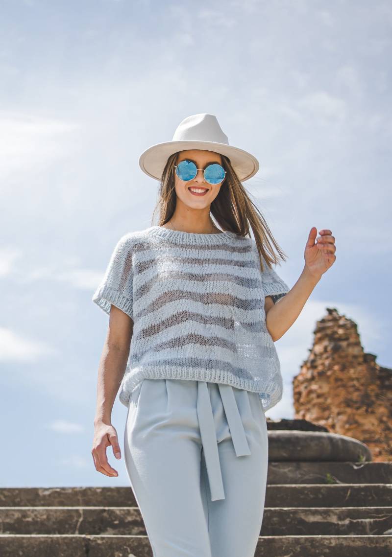 Himmelblau Gestreifte Frühlingsbluse, Gemütliches Frauenoberteil, Locker Geschnittene Streifenbluse, Sommer Grobstrick, Weiche Sommerbluse von TKnitKnitwear