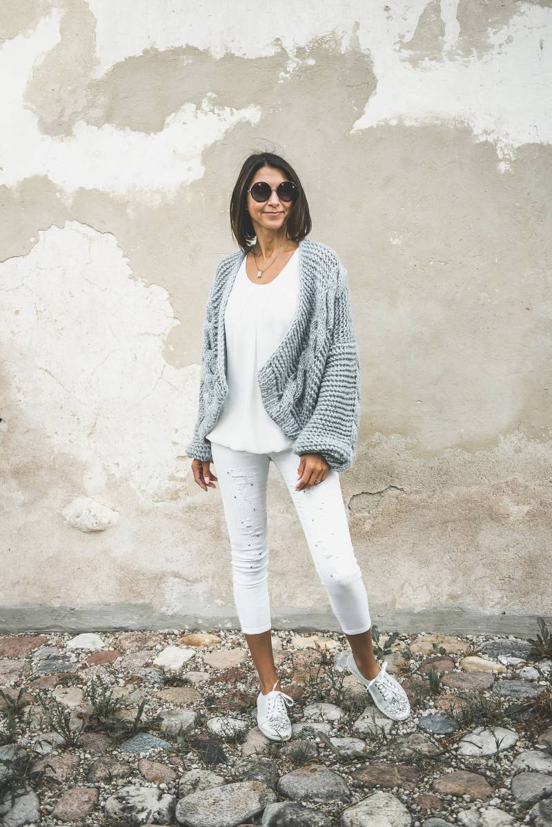 Kurze Strickjacke Mit Zopfmuster, Hellgraue Jacke, Handgestrickte Oversized Jacke Für Frauen, Kurze von TKnitKnitwear