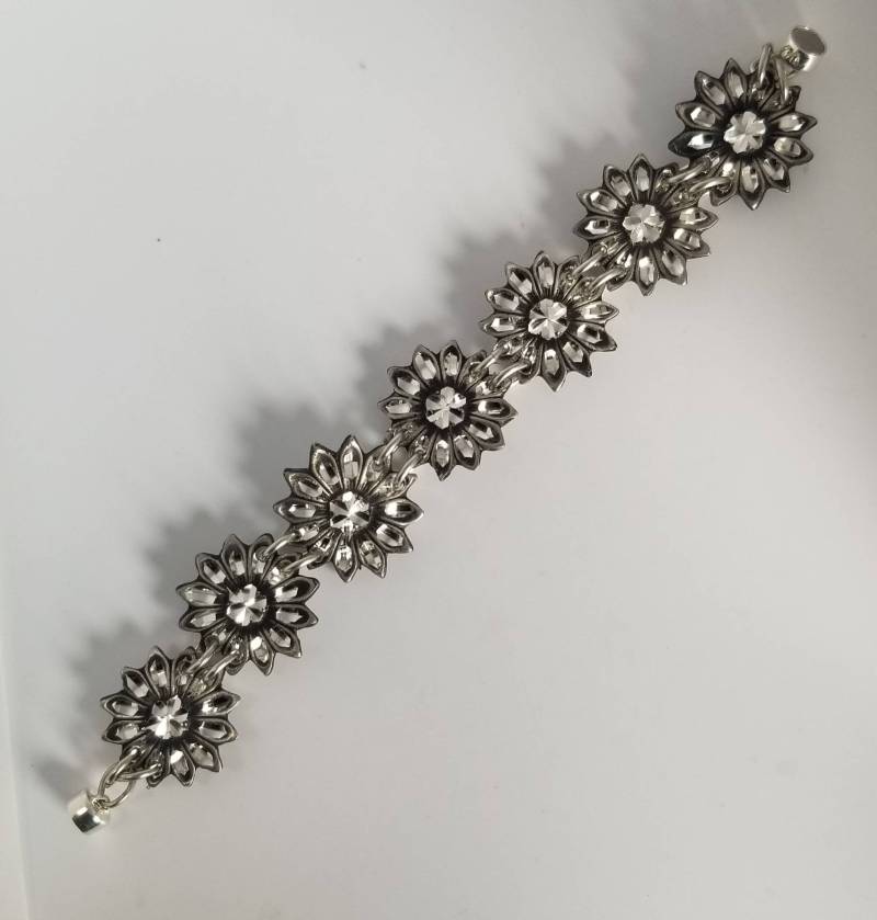 7 Sonnenblumen-Armbänder 7 Sonnenblumen-Armbänder von TLAtreasures
