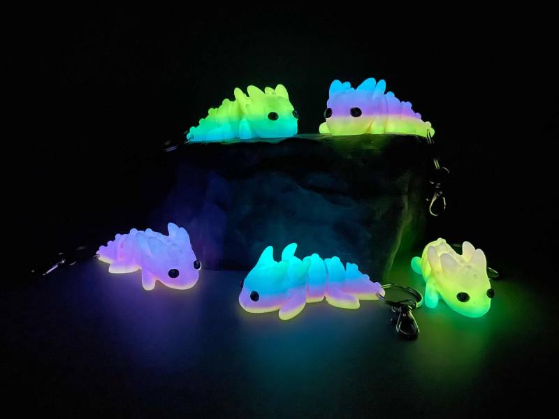 Leuchtender Baby Drache Als Schlüsselanhänger in Regenbogenfarben von TM3DZone