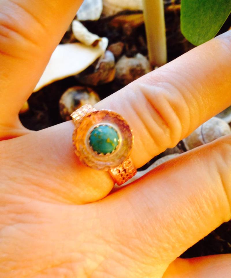 Gehämmerter Kupfer Ring Mit Echtem Türkis Stein von TMoatesSilversmith