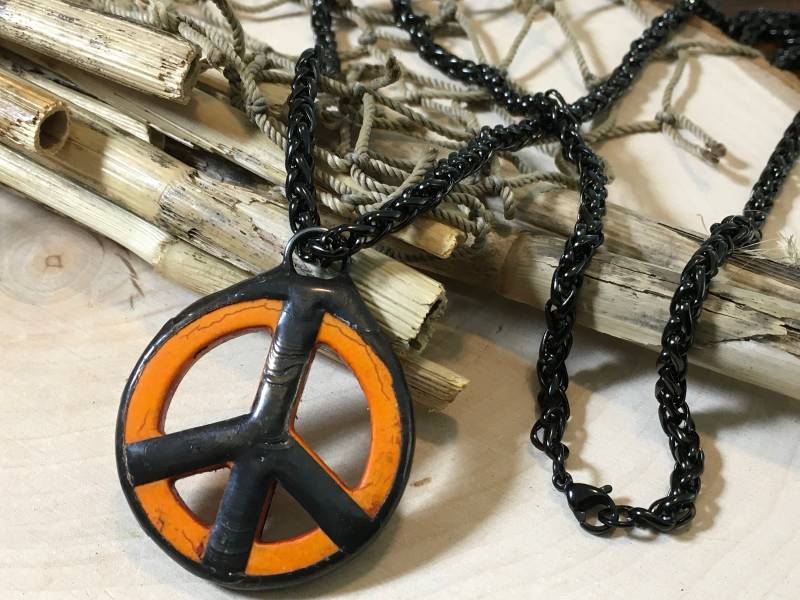 Großer Gelöteter "Peace" Orange Howlith Kristall Handwerker Hand Gelötet Auf Einer Schwarzen Edelstahl Weizen Linked 24-Zoll-Halskette von TODAYIWILLJEWELRY