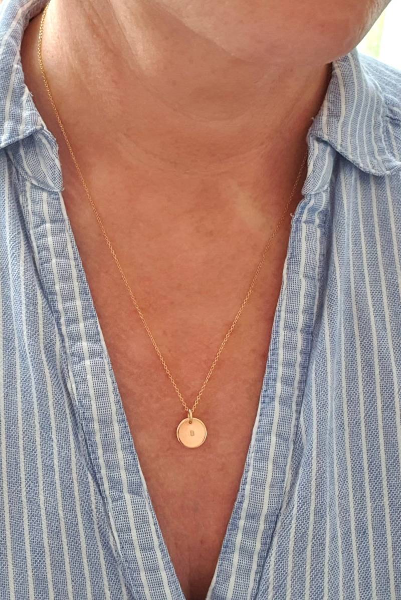 Golden Dot | Kette Aus 14 K Gold Filled Mit Plättchen 10 Mm Coin Minimalistisch Schlicht Personalisierbar Buchstabe Initiale von TOHO925