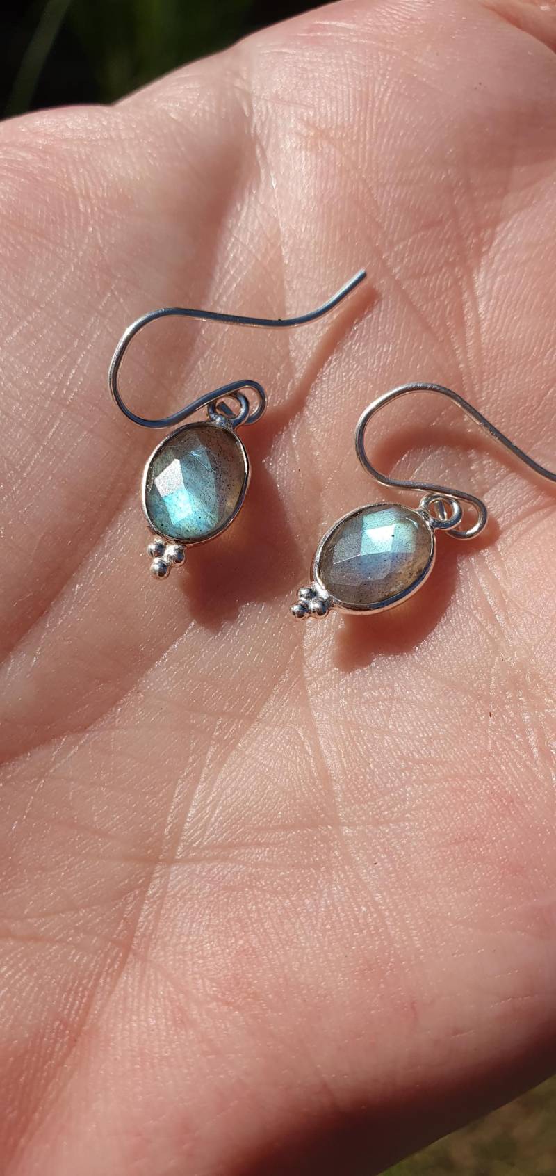 Liliana | Ohrringe Aus 925 Sterlingsilber Mit Labradorit Regenbogen Oval Karma Boho Bunt Bohemian Zart Hängeohrringe von TOHO925