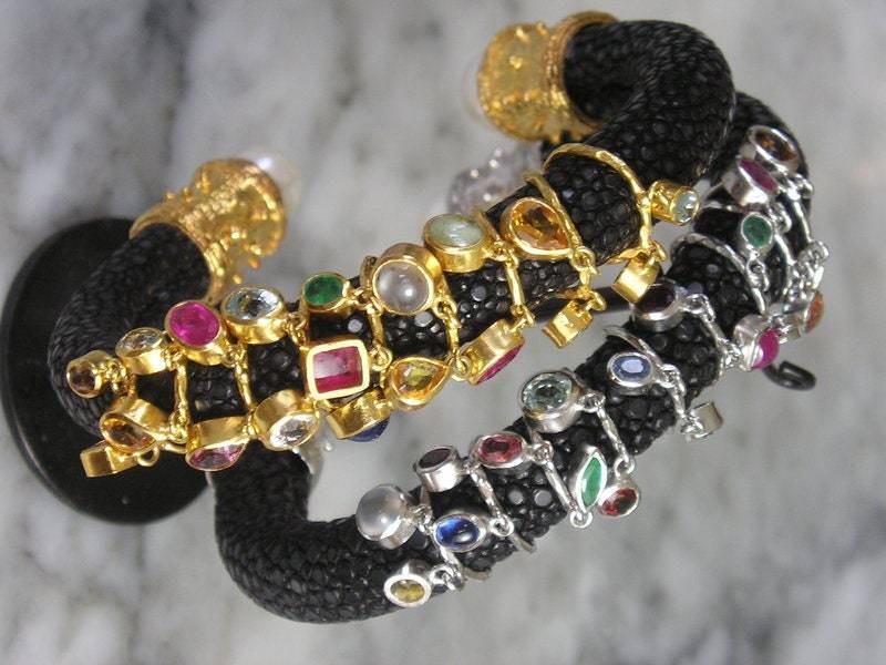 Armreif Rochenleder Kette Charm Rubin Safir Topas von TOMKJustbe