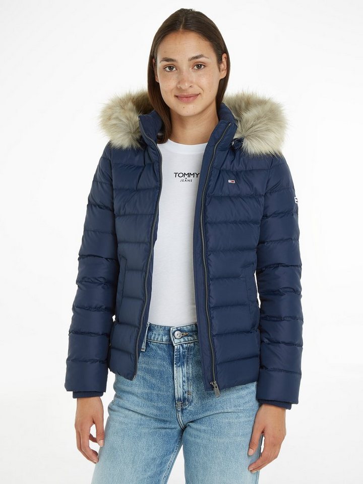 Tommy Jeans Daunenjacke BASIC HOODED DOWN JACKET mit Fellimitat an der Kapuze & Tommy Jeans Logo-Flag von Tommy Jeans