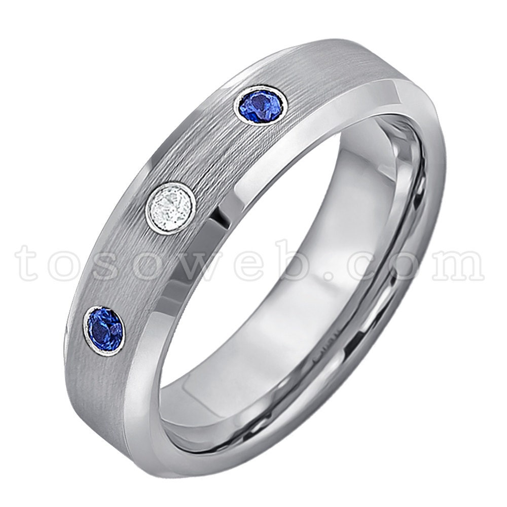 Damen Weißer Diamant & Blauer Saphir Ehering, 6mm Gebürstete Mitte Abgeschrägte Kante, Hartmetall-Jubiläumsring Ts0382 von TOSOWEB