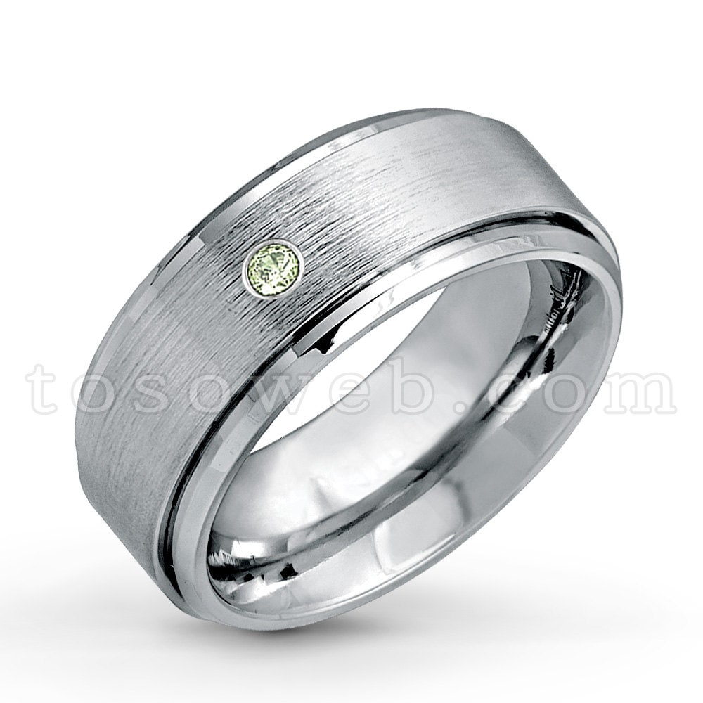 Herren August Birthstone Ring, Peridot Edelstein Solitär Ehering, Wolframcarbidring Mit Gebürsteter Mitte Und Abgeschrägter Kante 9mm Ts0232 von TOSOWEB