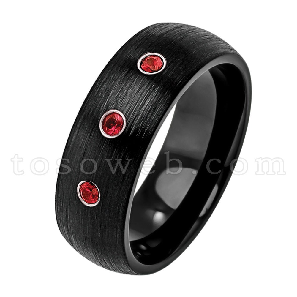 Herren Januar Birthstone Ring, Granat Ehering, 8mm Schwarz Ion Plated Brushed Finish Hartmetall Ring Ts2312 von TOSOWEB