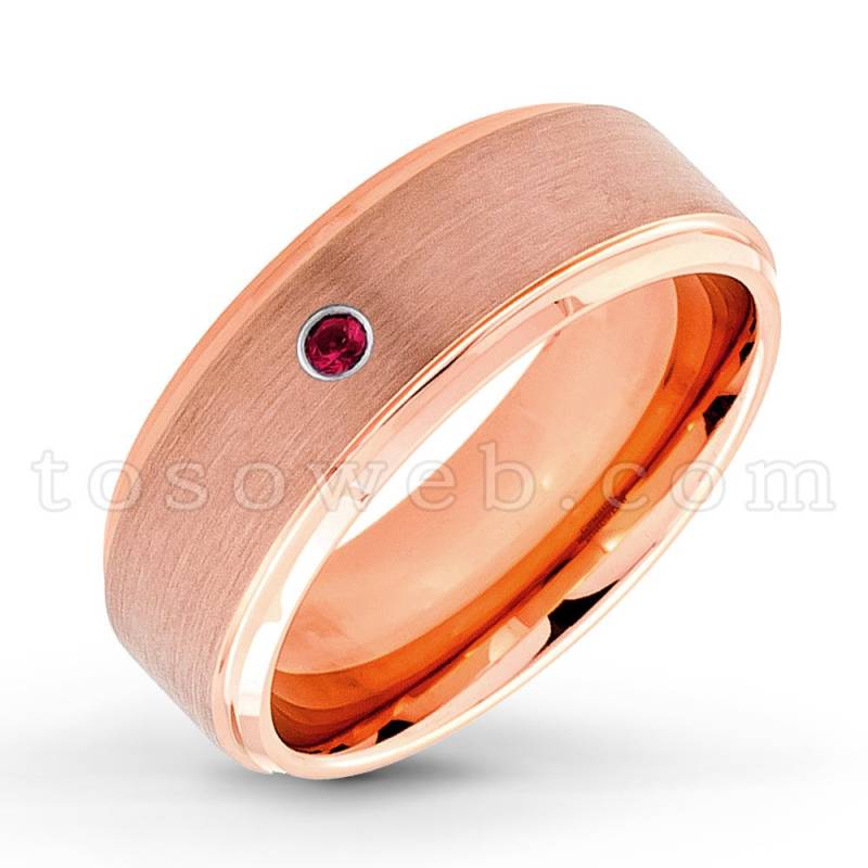 Herren Rubin Solitär Ehering, Juli Birthstone, 8mm Rose Gold Plated Abgeschrägte Kante Comfort Fit Hartmetall Ring Ts3732 von TOSOWEB