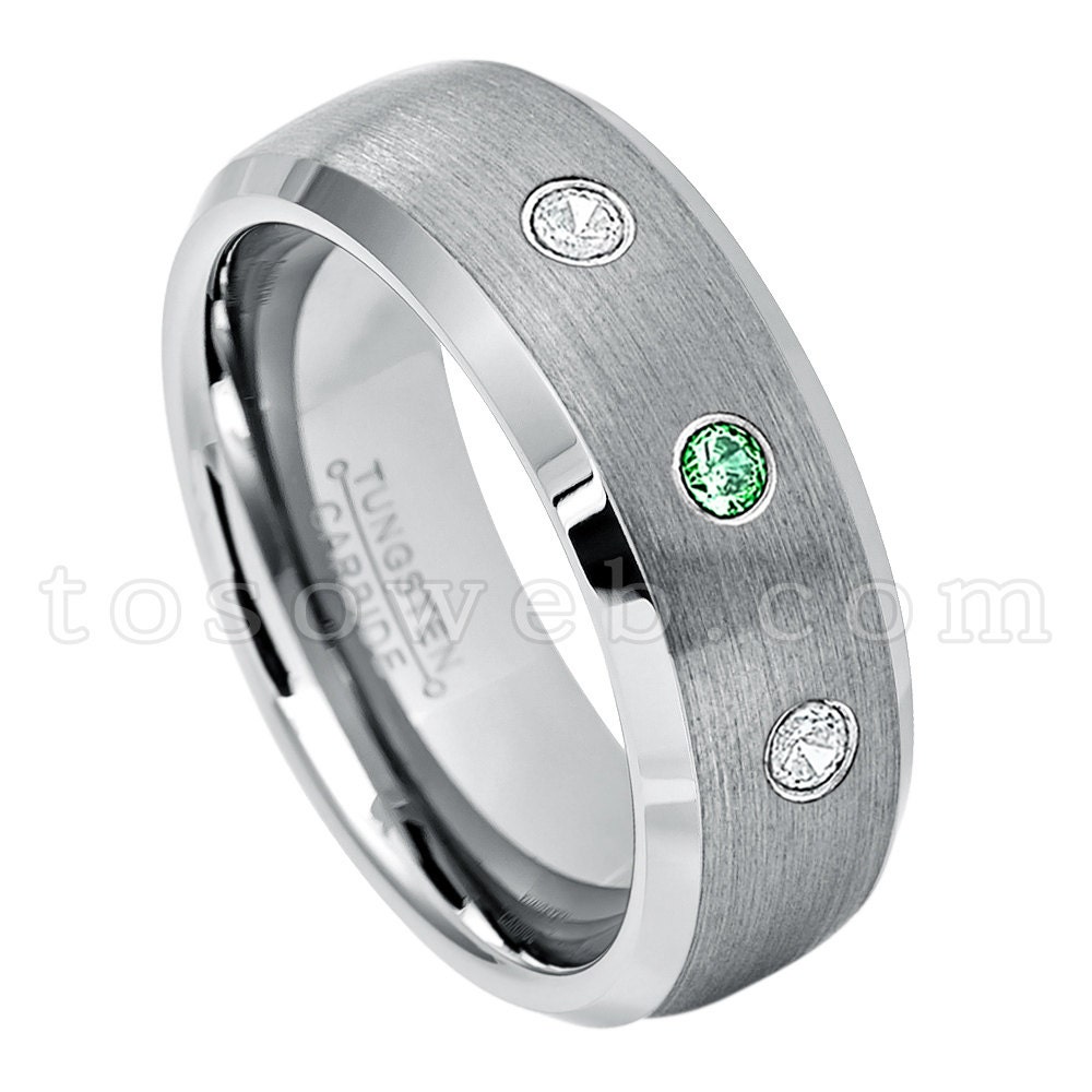 Herren Smaragd Ehering, Mai Birthstone, 8mm Semi-Dome Gebürstet Mitte Abgeschrägte Kante Hartmetall Ring Ts0072 von TOSOWEB