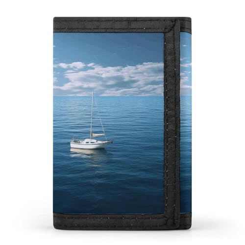 TPDHJK Schlanke Herren-Geldbörse mit weißem Boot auf blauem Meer, dreifach gefaltete Geldbörse, Polyester, minimalistische Mini-Geldbörse, geeignet für Arbeit, Reisen und den täglichen Gebrauch, von TPDHJK
