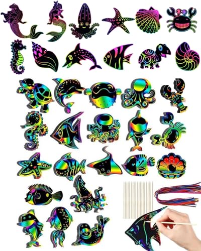 TPZORJX 32 Stück Meerestiere Kratzbilder Set Regenbogen Meerestiere Kratzpapier mit Holzstäbchen und Bunt Bänder Bastelset Kratzbild für DIY Handwerk Anhänger Party Mitgbsel Jungen Mädchen usw. von TPZORJX