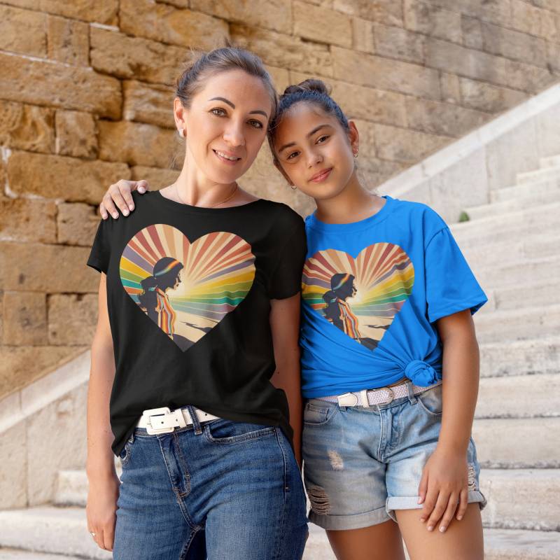 Unisex-T-Shirt Mit Kurzen Ärmeln Und V-Ausschnitt, Mit Regenbogen Retro, Frau Im Herz , Einzigartiges Design Für Einen Fröhlichen Look Unisex-T-Shirt Mit Kurzen Ärmeln Und V-Ausschnitt, Mit Regenbogen Retro, Frau Im Herz , Einzigartiges Design Für Einen Fröhlichen Look von TRIAGEshop