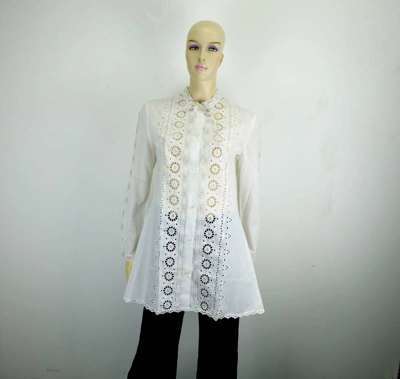 70Er True Vintage Bluse Spitzenbluse Trachtenbluse Tunika Bestickt Weiß Gr. 38 Gede Made in Austria von TRICoVINTAGE
