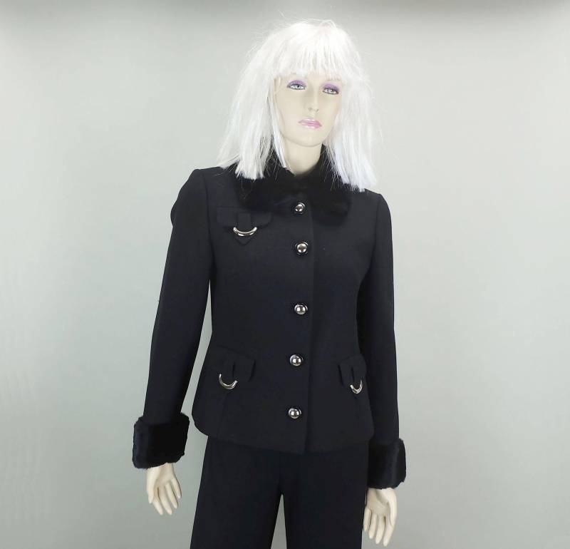 Sehr Schöne Und Elegante 1960Er Jahre Jacke Jobis Schwarzer Wollstoff Fell Gr. 38 von TRICoVINTAGE