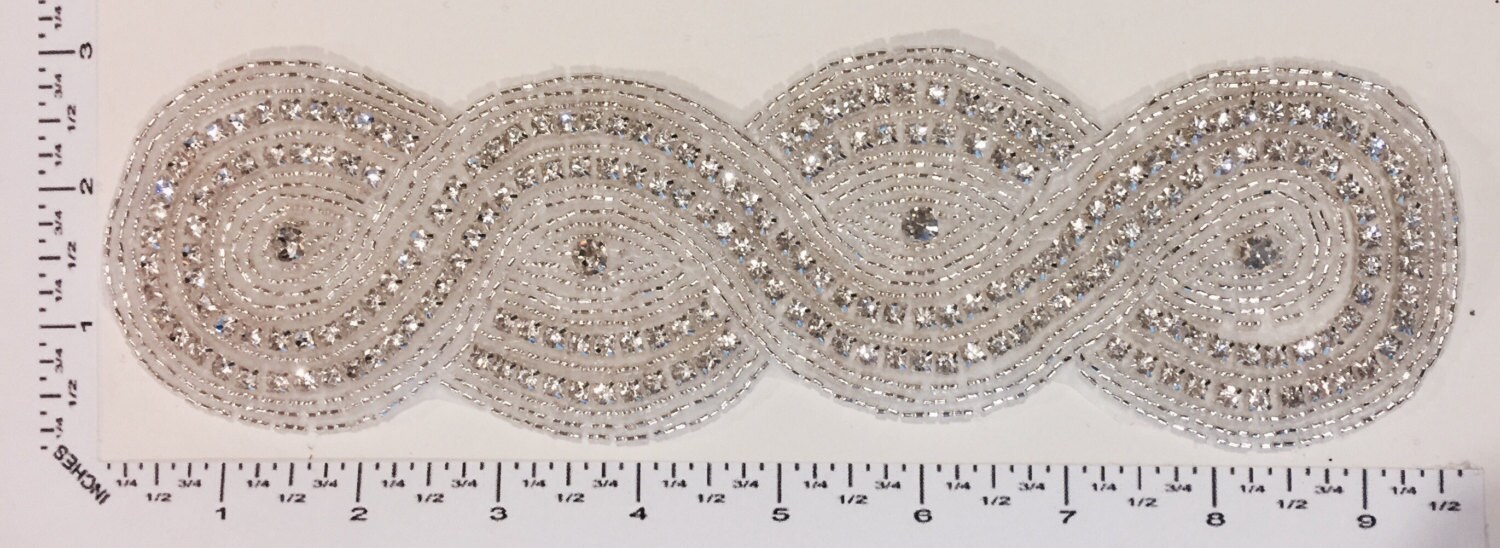 Hand Bestickt Applikation - Echtem Kristall Strass, Glasperlen Auf Weißem Organza. Atemberaubend von TRIMSnBEADS