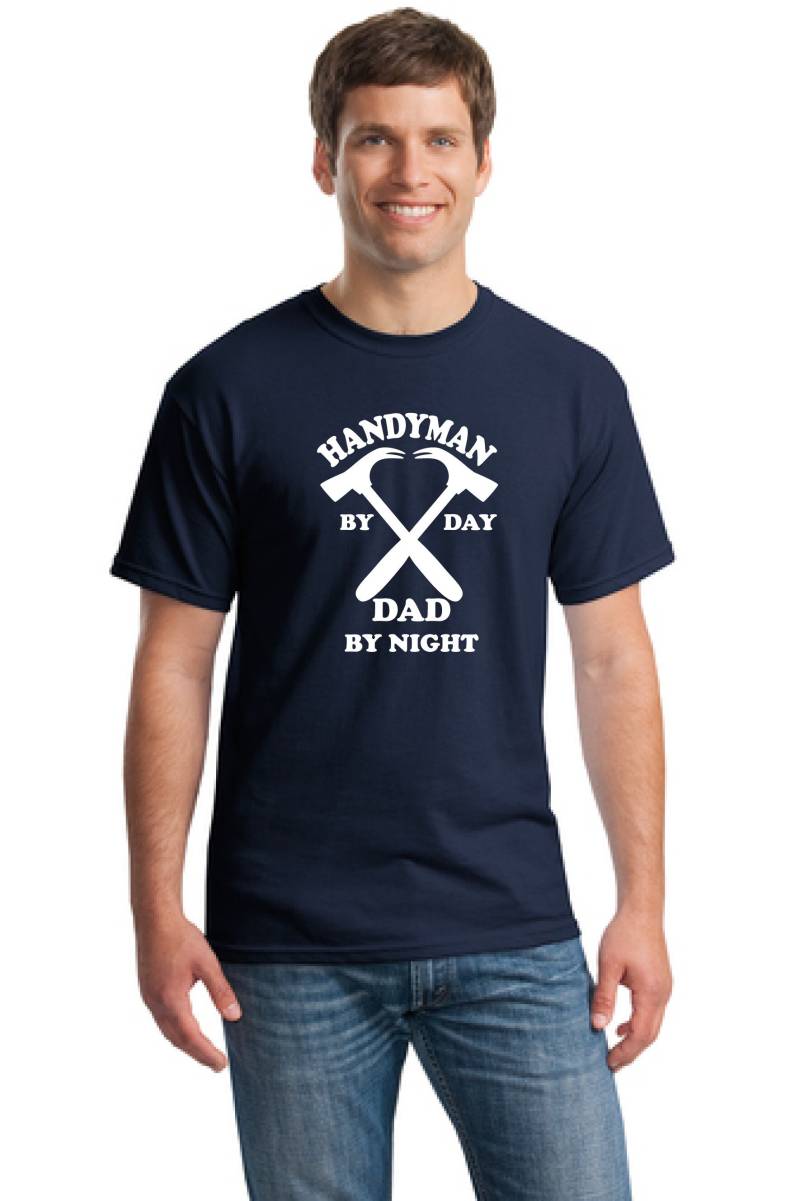 Geschenk Für Papa-Handyman Shirt-Handyman By Day Papa Night Shirt-Anniversary Gift-Weihnachtlich Geschenk-Geschenk-Father von TROPICALTSHIRTS
