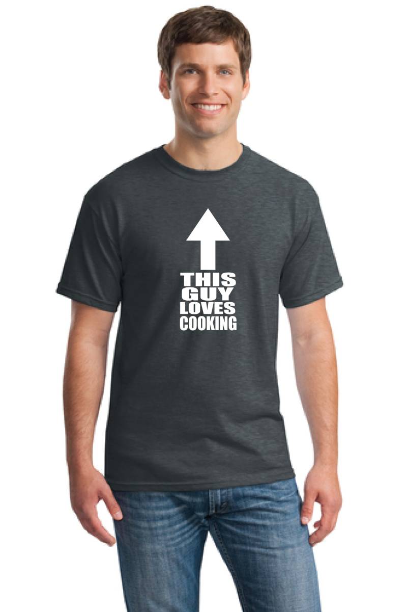 Kochen T-Shirt-T-Shirt-Weihnachtsgeschenk T-Shirt-T-Shirt-Vaters Tag Geschenk Dieser Kerl Liebt von TROPICALTSHIRTS