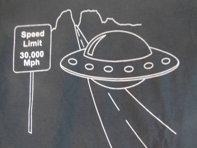 Lustige Sci-Fi-Ufo 30000 Mph T-Shirt-T-Shirt-Urheberrechtlich Geschützt-Science Fiction Schwarzen T-Shirt-T-Shirt-Lustige T-Shirt-T-Shirt-Ufo von TROPICALTSHIRTS
