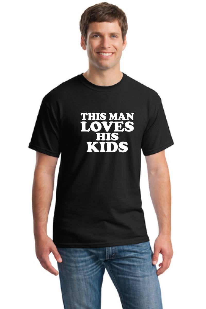 Papa T-Shirt-T-Shirt-Weihnachtsgeschenk T-Shirt-T-Shirt-Vaters Tag Geschenk Dieser Mann Liebt Seine Kinder-Geschenk Sohn-Geschenk Mann-Geschenk von TROPICALTSHIRTS