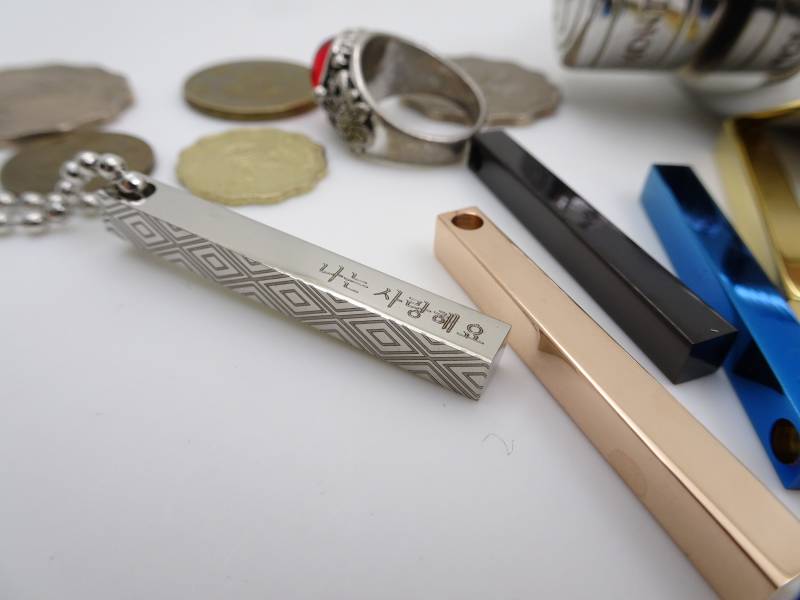 Personalisierte 4-Seitige Halskette | Benutzerdefinierte 3D Vertikale Rechteckige Leiste Einzigartige Muster Gravur Gedenkschmuck Bestes von TSTags