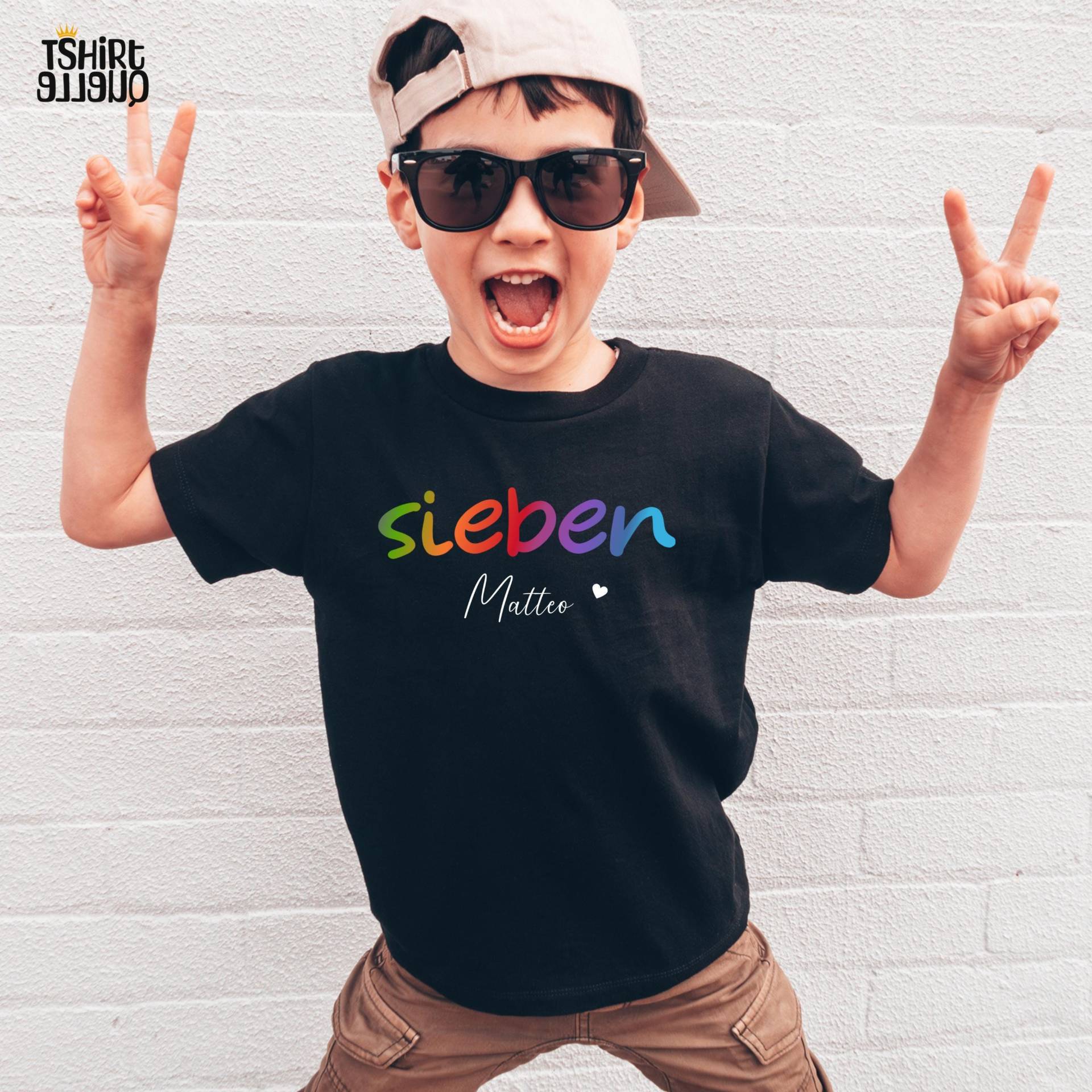 Geburtstagsshirt Kinder 6 7 8 9 10 11 12 13 Jahre - T-Shirt Oder Pulli Personalisiert Mit Name Zahl Ausgeschrieben in Regenbogenfarben von TShirtQuelle