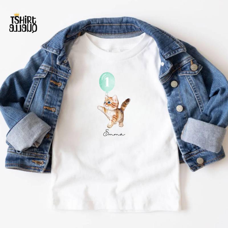 Katze Mit Luftballon Baby T-Shirt Oder Langarmshirt - Personalisiert Name Und Zahl Geschenk Zum 1 2 3 Geburtstag von TShirtQuelle
