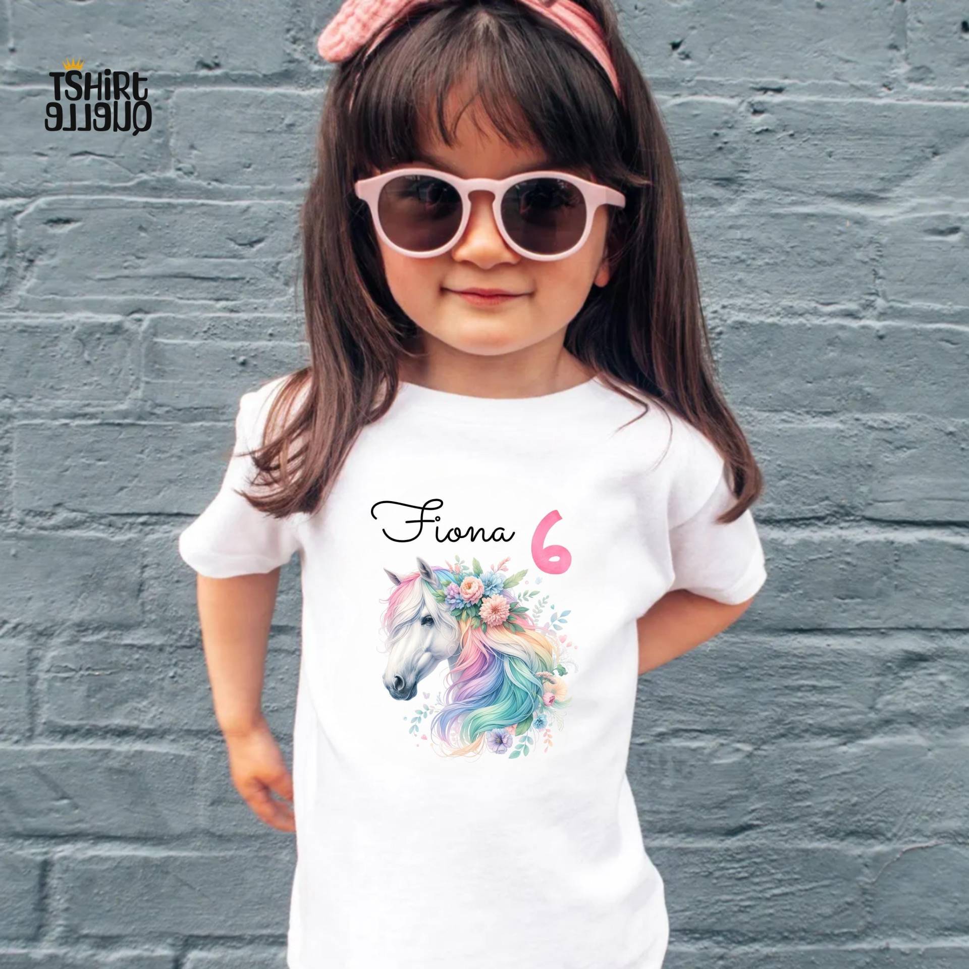 Pferd Kinder T-Shirt Oder Sweatshirt - Personalisiert Mit Name Und Zahl Buntes Regenbogen Pferdemotiv Geburtstagsshirt 4 5 6 7 8 9 10 11 Pferd Kinder T-Shirt Oder Sweatshirt - Personalisiert Mit Name Und Zahl Buntes Regenbogen Pferdemotiv Geburtstagsshirt 4 5 6 7 8 9 10 11 von TShirtQuelle