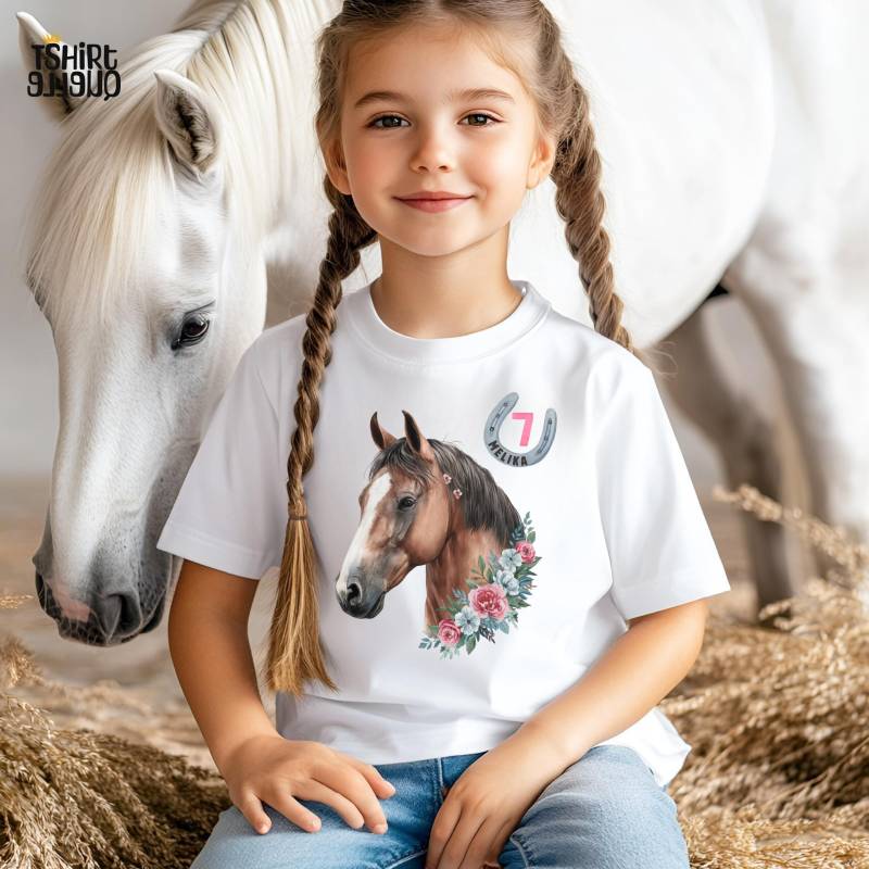 Pferd Mit Hufeisen Kinder T-Shirt Oder Sweatshirt - Personalisiert Name Glücksbringer Geburtstagsshirt 5 6 7 8 9 10 11 Pferd Mit Hufeisen Kinder T-Shirt Oder Sweatshirt - Personalisiert Name Glücksbringer Geburtstagsshirt 5 6 7 8 9 10 11 von TShirtQuelle
