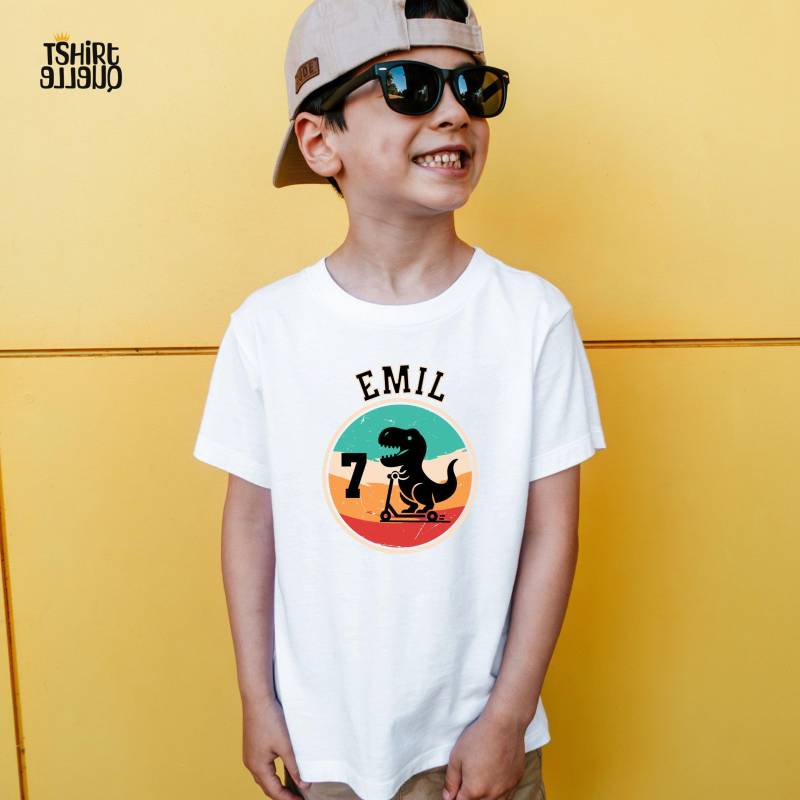 Dino Auf Roller T-Shirt Oder Sweatshirt Für Kinder - Personalisiert Mit Name Und Zahl T-Rex Geburtstagsshirt 5 6 7 8 9 10 von TShirtQuelle